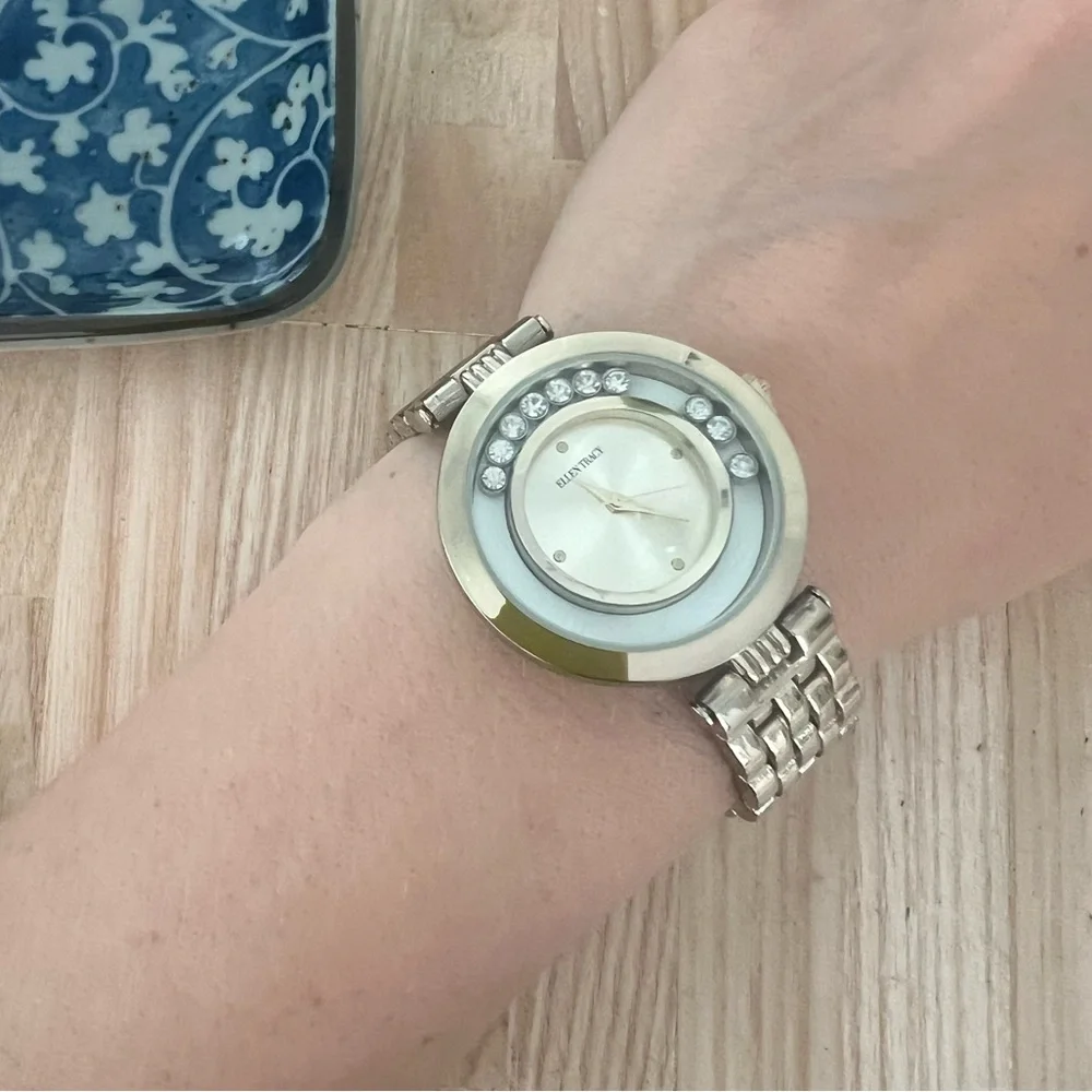 Ellen Tracy ladies round gold tone fashion watch NEW BATTERY